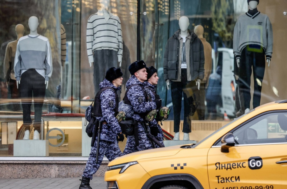 Popeo se na krov i počeo da puca; Građani upozoreni: Ugasite svetla i ne mrdajte VIDEO