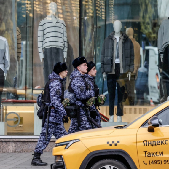 Popeo se na krov i počeo da puca; Građani upozoreni: Ugasite svetla i ne mrdajte VIDEO