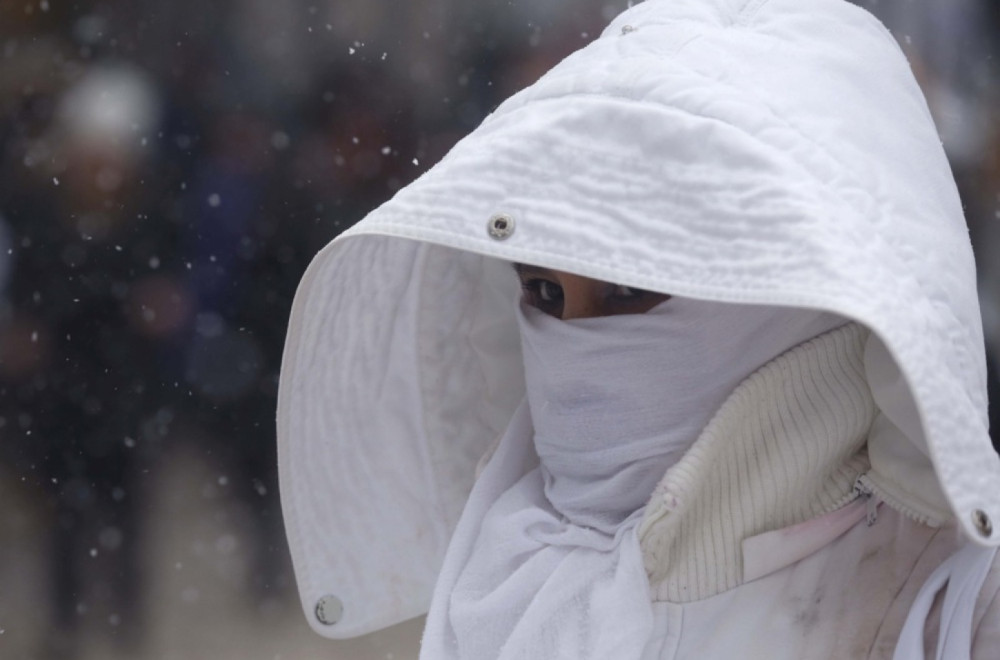 Stigla oluja s ledenom kišom; 400.000 ljudi ostalo bez struje; Neki gradovi proglasili vanrednu situaciju