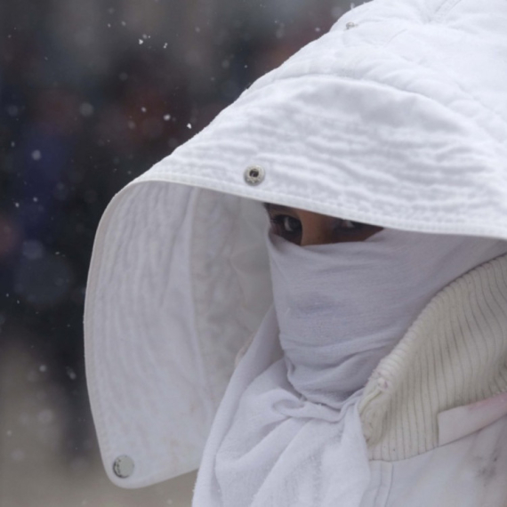 Stigla oluja s ledenom kišom; 400.000 ljudi ostalo bez struje; Neki gradovi proglasili vanrednu situaciju