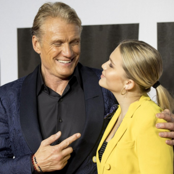 Mlađa je 39 godina, kažu da izgledaju kao deda i unuka: A ona mu produžava život FOTO