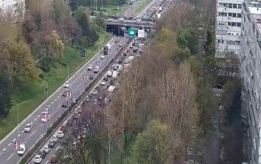Totalni kolaps na auto-putu kod Sava centra, vozila stoje; Ovo je razlog FOTO/VIDEO
