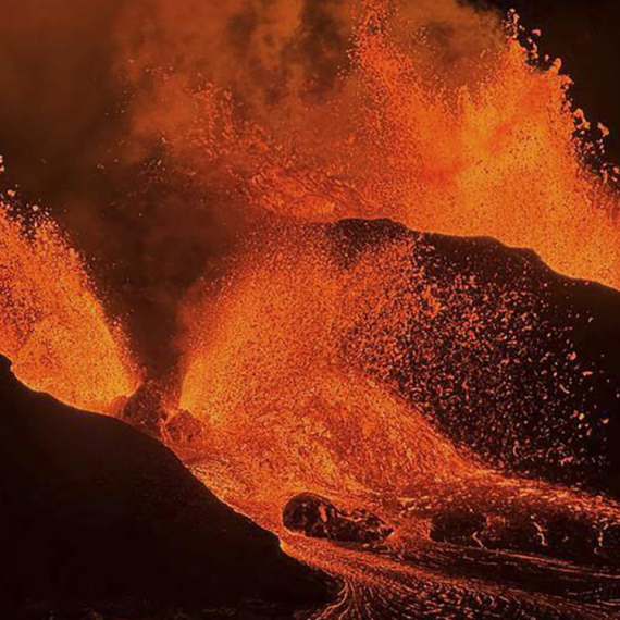 Naređena hitna evakuacija; Turisti beže od "kiše magme" FOTO