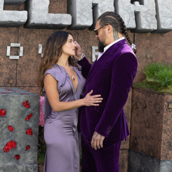 Nakon razvoda, slavni šmeker "izgubio glavu" zbog 12 godina mlađe lepotice FOTO/VIDEO