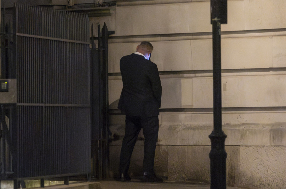 Vejn Runi urinirao nasred ulice FOTO