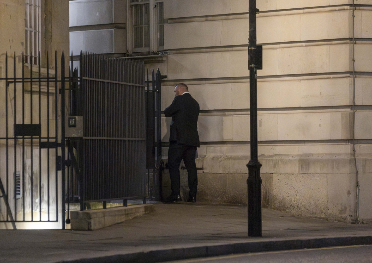 Vejn Runi urinirao nasred ulice FOTO