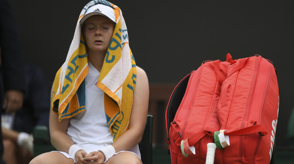 Nova nameštaljka? Teniserka se srušila na teren VIDEO