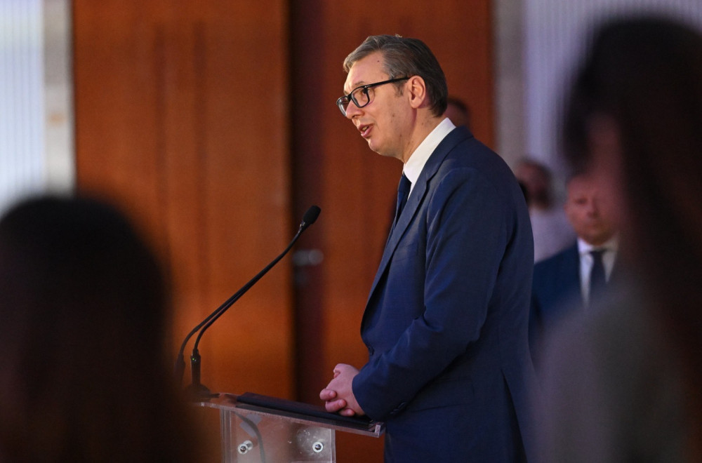 Predsednik Srbije sa fudbalskom legendom Figom i predsednikom UEFA Čeferinom FOTO/VIDEO