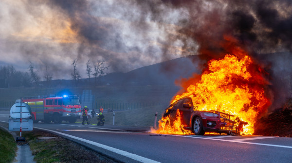 Stravična nesreća u Francuskoj: Automobil u plamenu; Nema preživelih