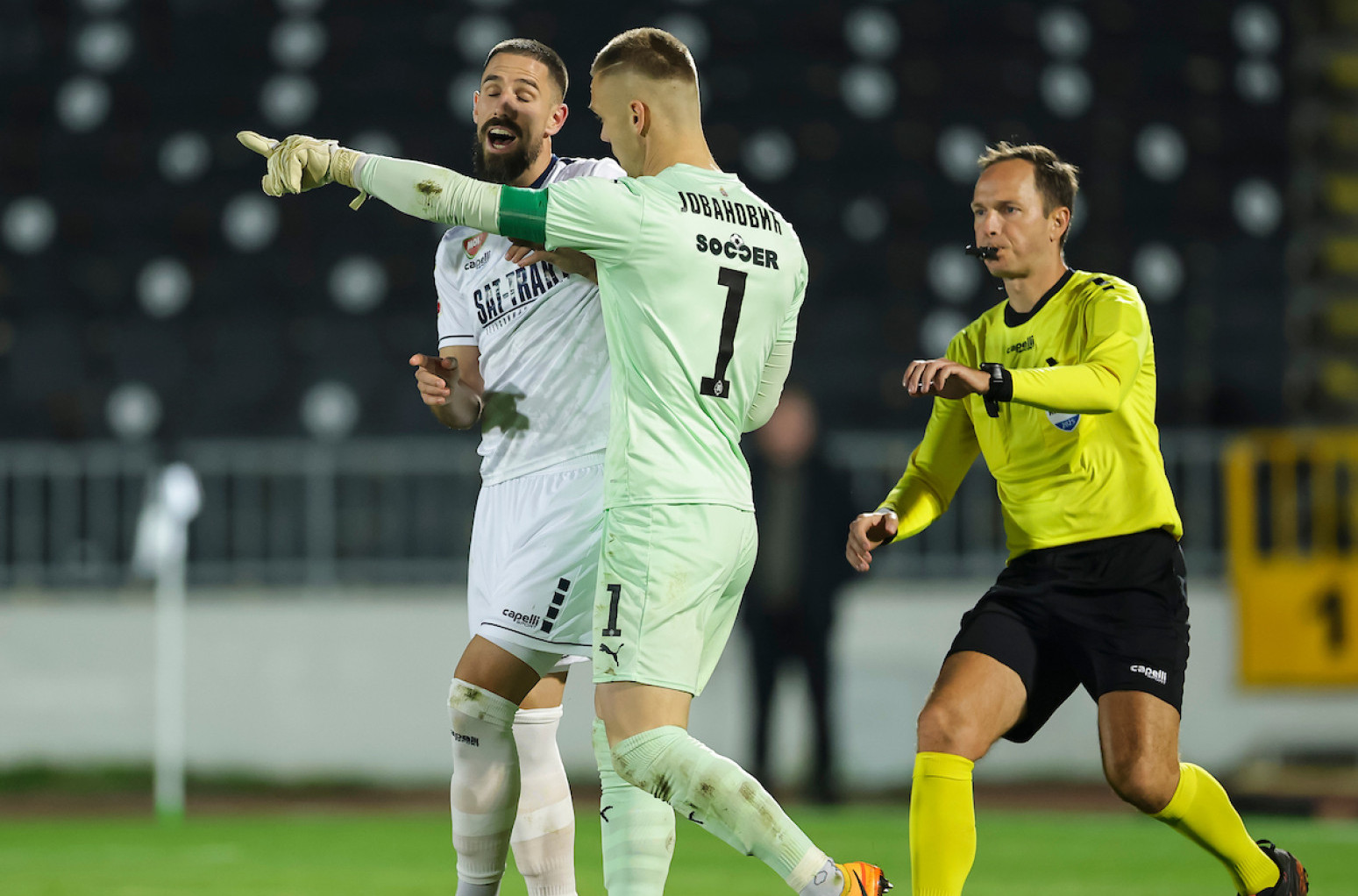 Haos u Humskoj – Jovanović u klinču sa bivšim Zvezdinim igračima FOTO/VIDEO