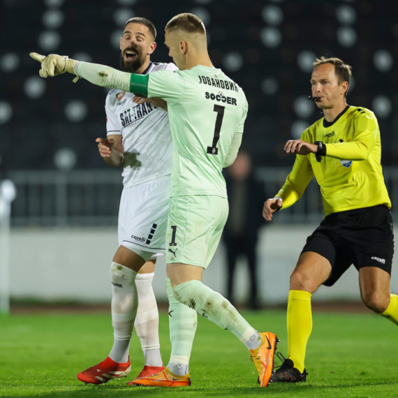 Haos u Humskoj – Jovanović u klinču sa bivšim Zvezdinim igračima FOTO/VIDEO