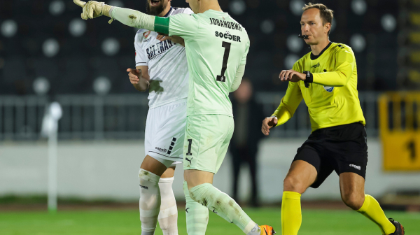 Haos u Humskoj – Jovanović u klinču sa bivšim Zvezdinim igračima FOTO/VIDEO