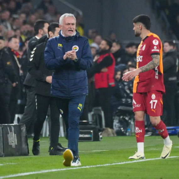 Ludilo u Istanbulu – Murinjo uštinuo za nos trenera Galatasaraja VIDEO