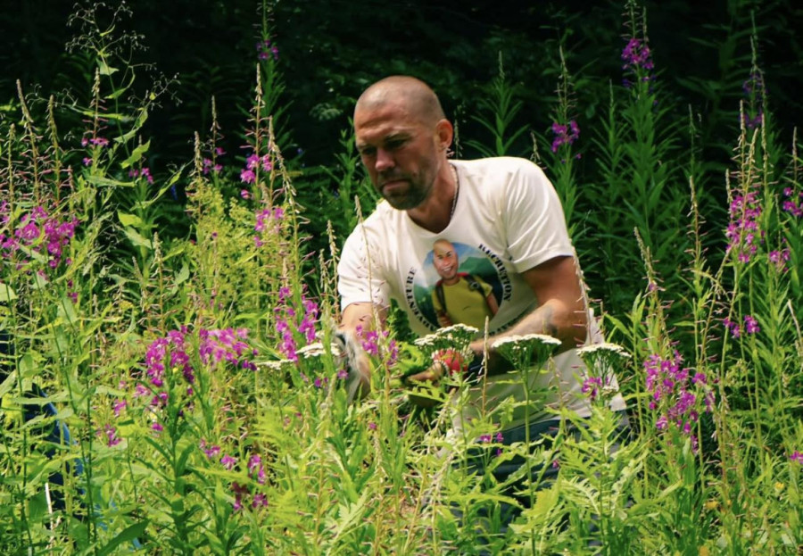 Uči Srbe i Crnogorce kako da prežive:  Ruski neustrašivi avanturista oduševljen našim narodom FOTO