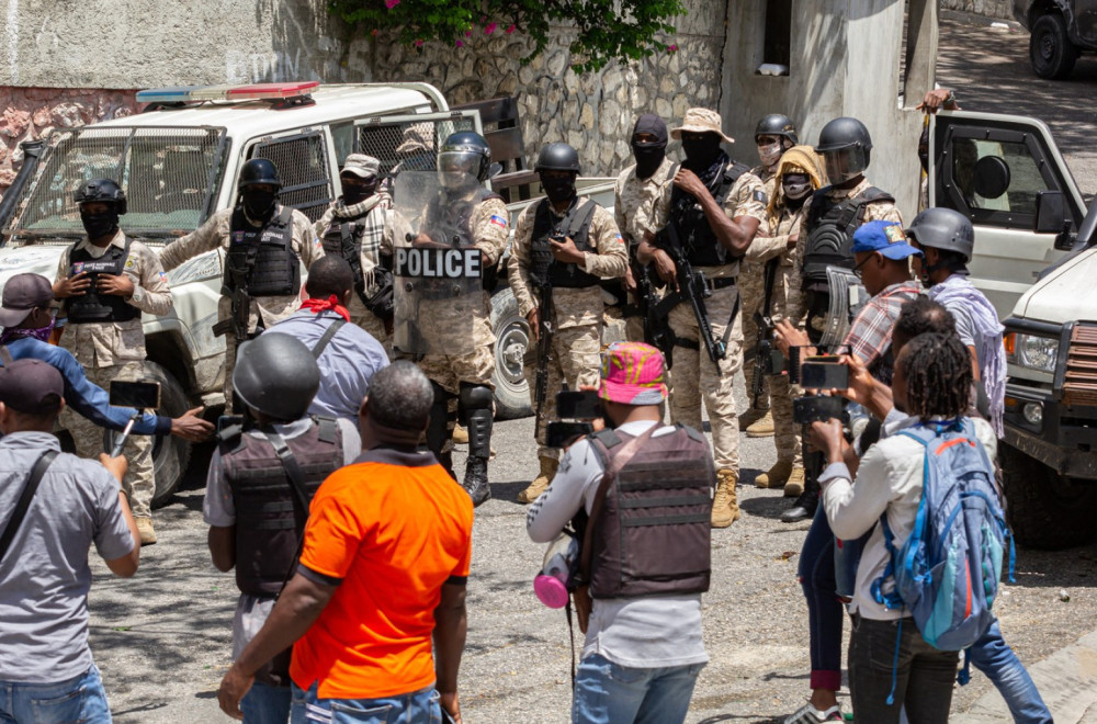 Potpuni haos na Haitiju: Demonstranti u sukobu sa policijom, mahali mačetama FOTO/VIDEO