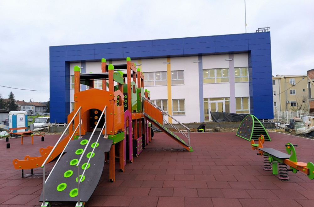 Postavljeno dečje igralište pored novoizgrađenog vrtića u Leskovcu FOTO