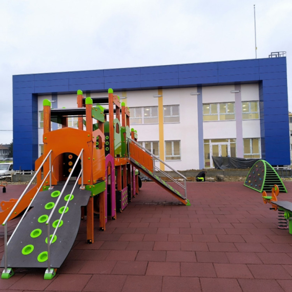 Postavljeno dečje igralište pored novoizgrađenog vrtića u Leskovcu FOTO