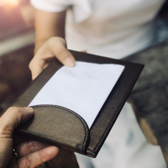 Konobar umesto bakšiša dobio jezivu poruku: Za sve je kriv Tramp? VIDEO