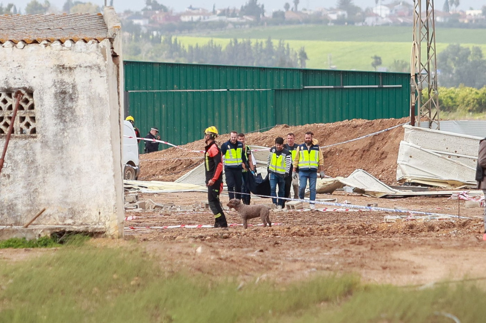 Sevilja na udaru: Snažni vetrovi sravnili farmu, tri tela izvučena iz ruševina FOTO/VIDEO