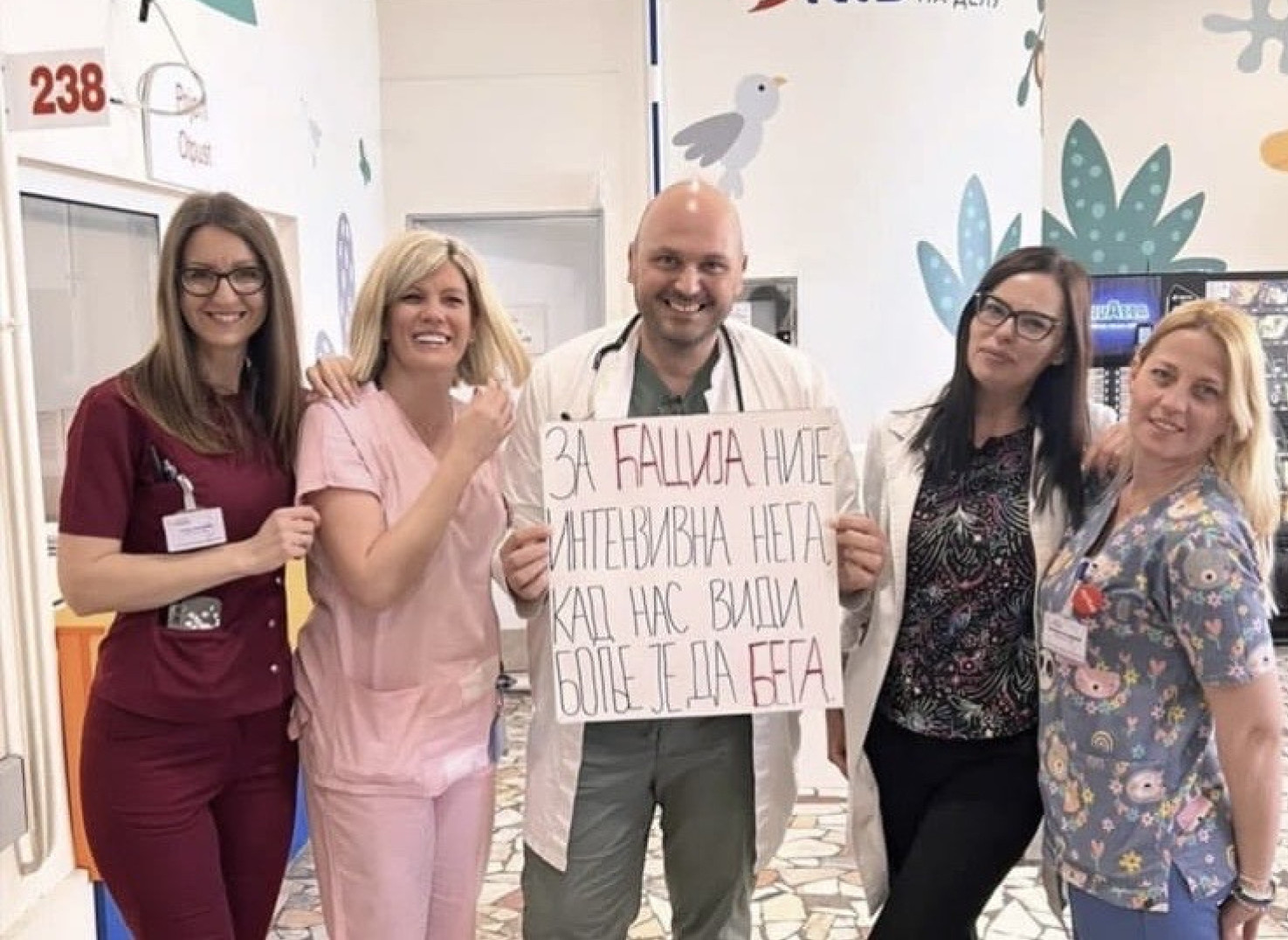 Gde je medicinska etika? Lekar u Tiršovoj se slikao sa sramnim transparentom FOTO