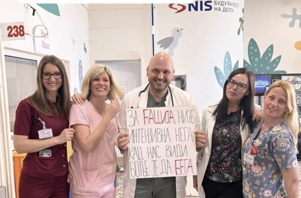 Gde je medicinska etika? Lekar u Tiršovoj se slikao sa sramnim transparentom FOTO