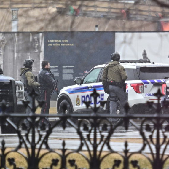 Oglasio se alarm, usledilo je upozorenje: Učenici klupama zabarikadirali vrata; Prva svedočenja nakon masakra