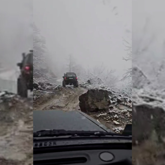 Haos: Ogromno kamenje se survalo na put VIDEO