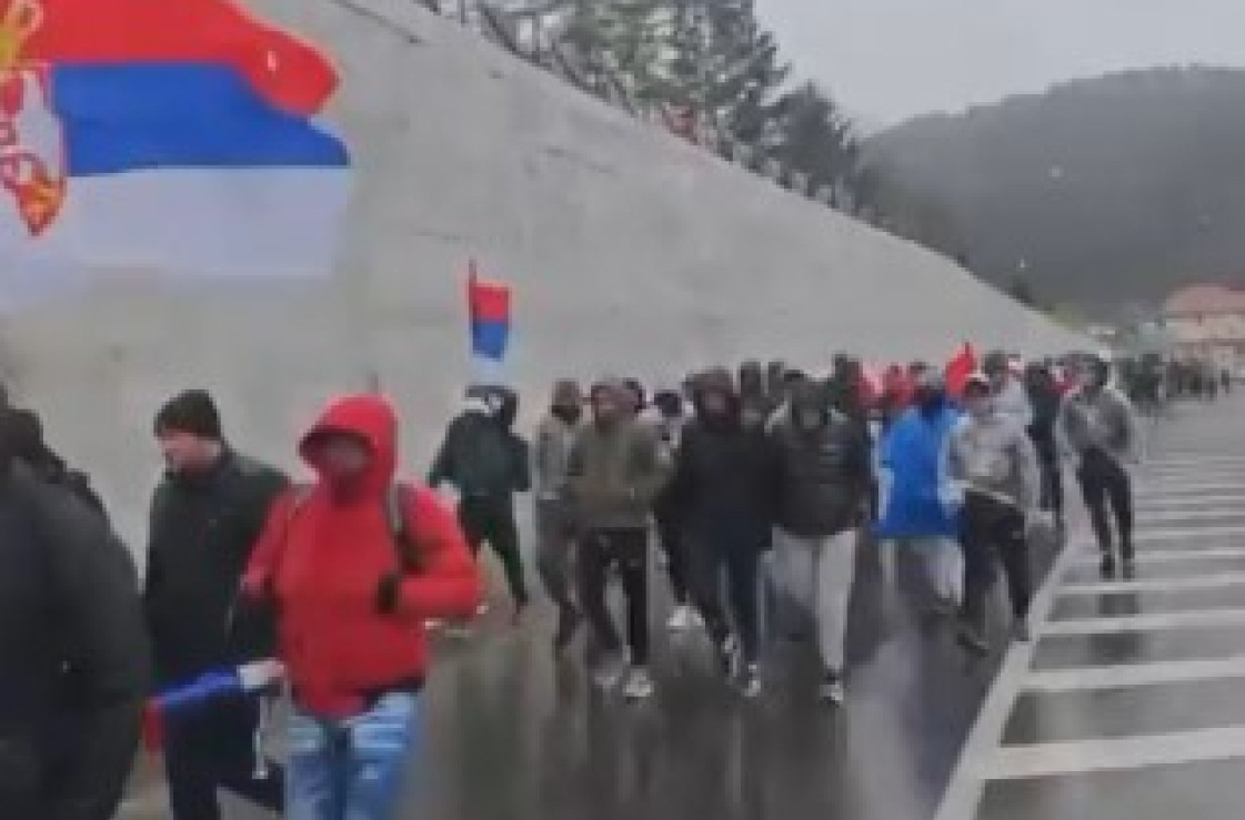 Ni kiša, ni sneg, ne mogu da ih zaustave: Srbi sa KiM idu peške u Beograd da podrže Vučića i Srbiju VIDEO