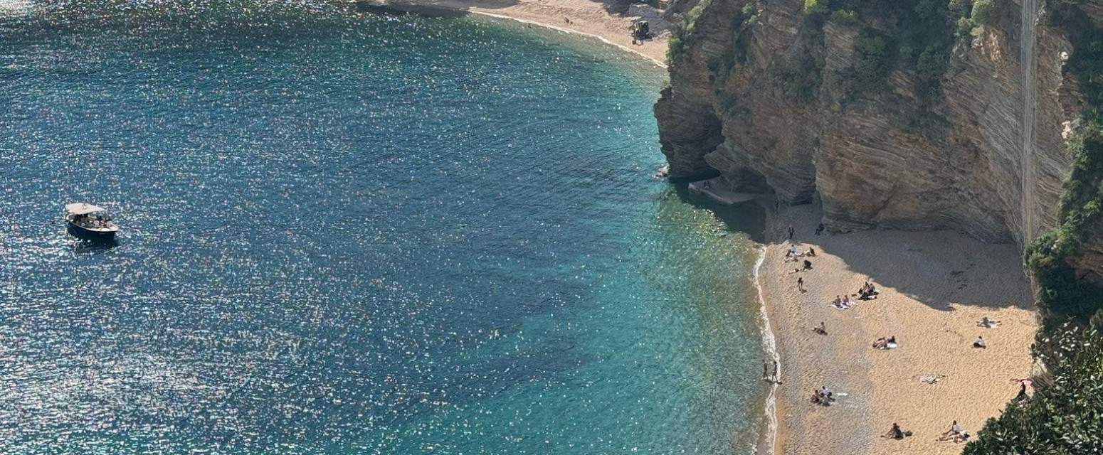 Juče pune plaže, a danas zimska idila: Šok u Budvi u aprilu - sneg provejava kao da je januar