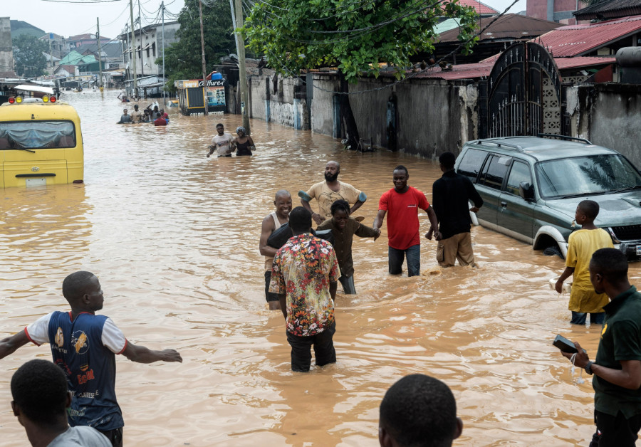 Total deluge: Floods in the streets; The dead are being counted PHOTO