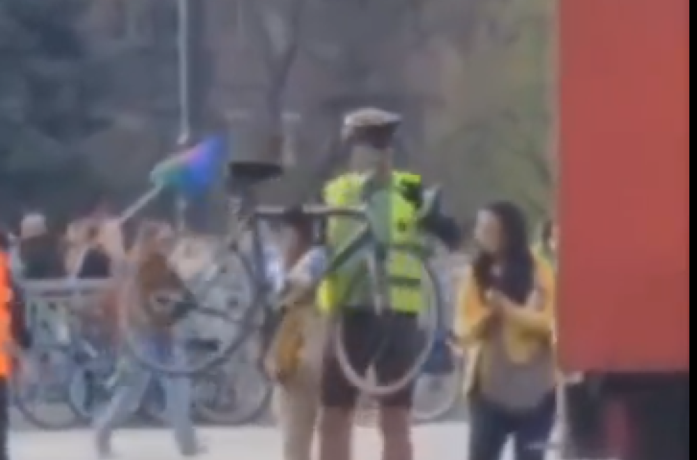 Mediji: Studenti na putu do Strazbura prevoze bicikle kamionom kad se ugase kamere? VIDEO