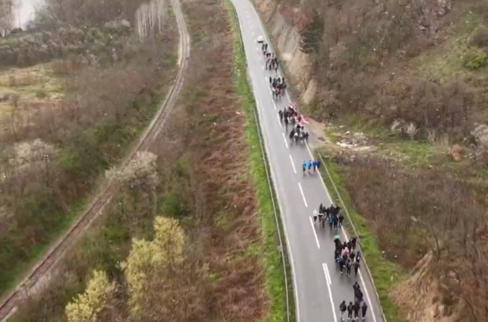 Snimak iz drona; Narod sa KiM pešači po snegu ka Beogradu: Ovo je ljubav prema Srbiji VIDEO