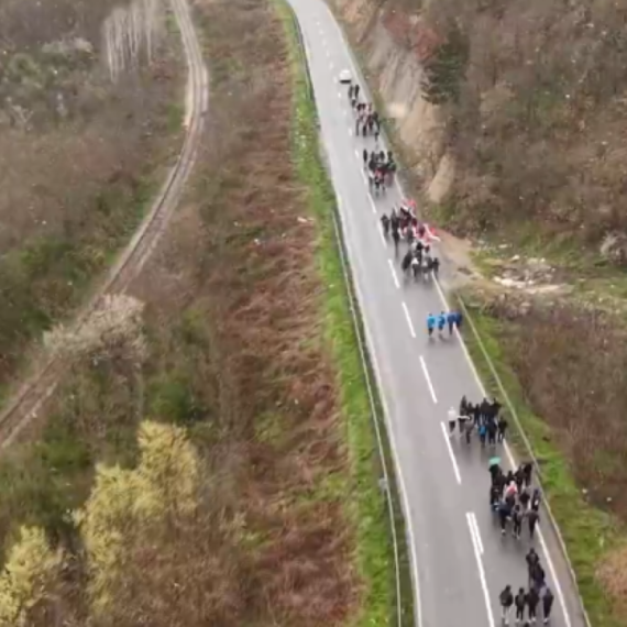 Snimak iz drona; Narod sa KiM pešači po snegu ka Beogradu: Ovo je ljubav prema Srbiji VIDEO