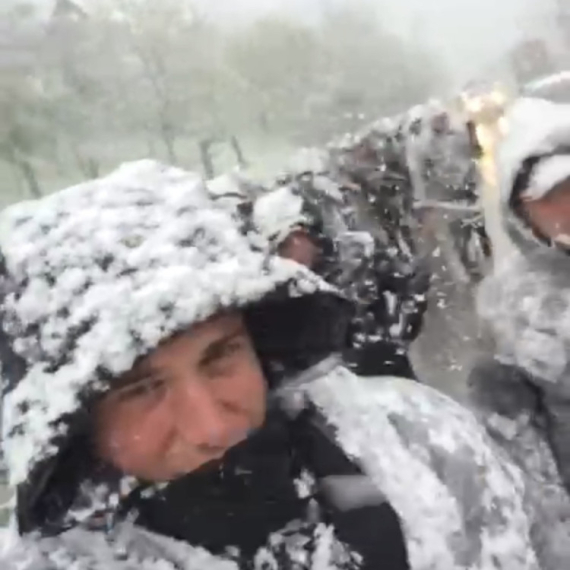 Srbi sa KiM na putu Beograd: Zavejani, na udaru nevremena, hrabro koračaju: "Nema predaje" FOTO/VIDEO