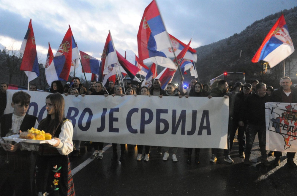 Srbi sa KiM dočekani po srpskim običajima: Ključna poruka – "Neka živi najlepša otadžbina Srbija" FOTO