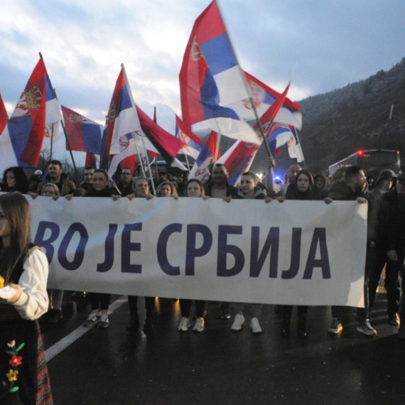 Srbi sa KiM dočekani po srpskim običajima: Ključna poruka – "Neka živi najlepša otadžbina Srbija" FOTO