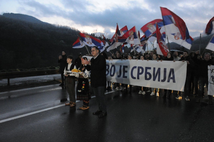 Srbi sa KiM dočekani po srpskim običajima: Ključna poruka – Neka živi najlepša otadžbina Srbija FOTO