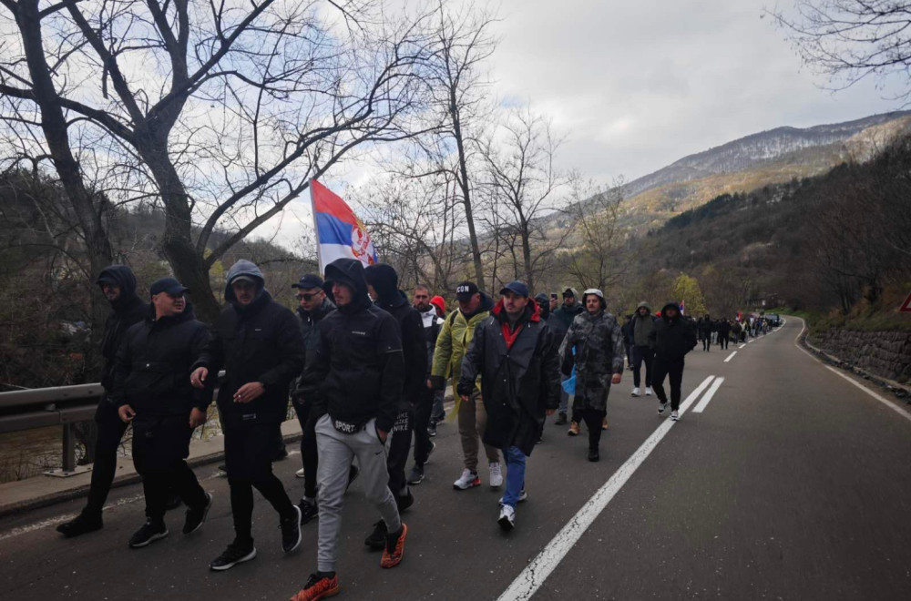 Sve za Srbiju, Srbiju ni za šta! Pešaci sa KiM nastavljaju odlučno ka Kraljevu sa podignuta tri prsta VIDEO