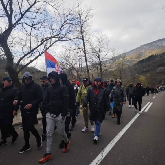 Sve za Srbiju, Srbiju ni za šta! Pešaci sa KiM nastavljaju odlučno ka Kraljevu sa podignuta tri prsta VIDEO
