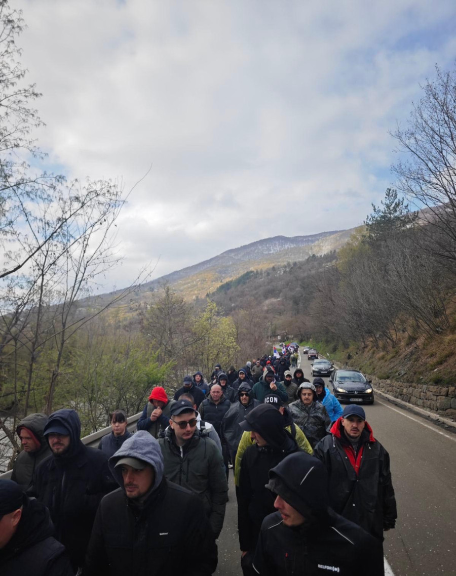 Sve za Srbiju, Srbiju ni za šta! Pešaci sa KiM nastavljaju odlučno ka Kraljevu sa podignuta tri prsta VIDEO