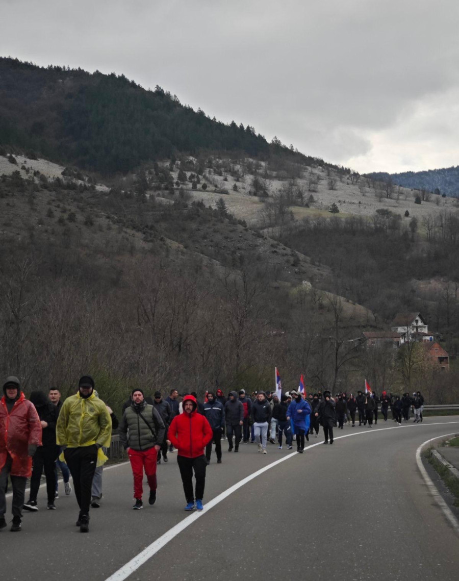 Sve za Srbiju, Srbiju ni za šta! Pešaci sa KiM nastavljaju odlučno ka Kraljevu sa podignuta tri prsta VIDEO