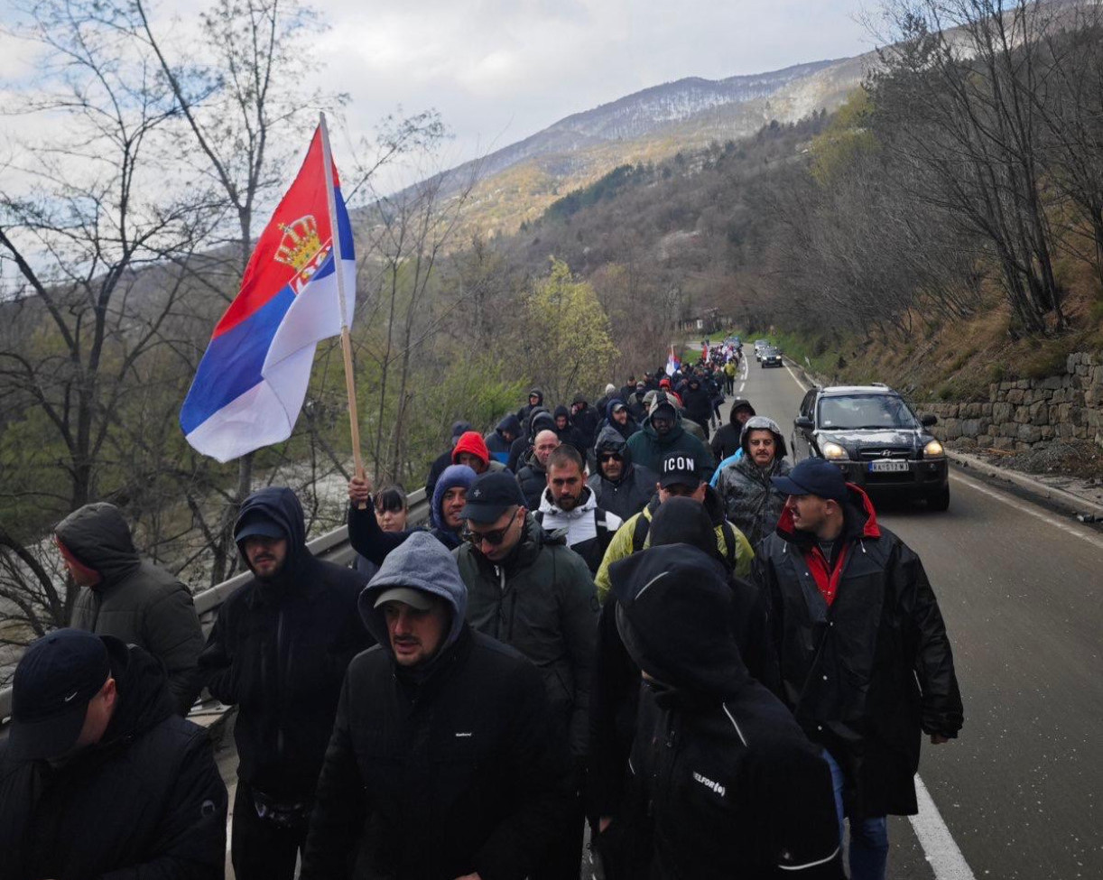 Sve za Srbiju, Srbiju ni za šta! Pešaci sa KiM nastavljaju odlučno ka Kraljevu sa podignuta tri prsta VIDEO