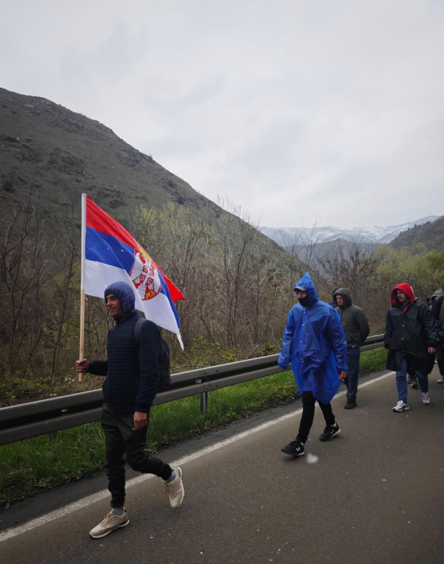 Slika za ponos – Nikola iz Gnjilana ne ispušta trobojku dok pešači ka Beogradu FOTO