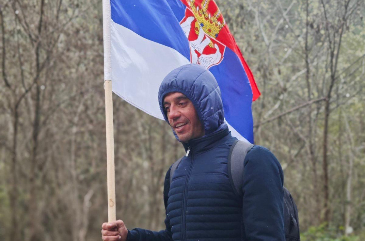 Slika za ponos – Nikola iz Gnjilana ne ispušta trobojku dok pešači ka Beogradu FOTO
