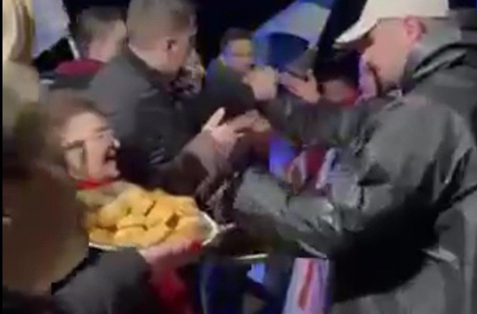 Pogača i so za heroje sa Kosova i Metohije; Više od 2.000 ljudi dočekalo Srbe na putu ka Beogradu VIDEO