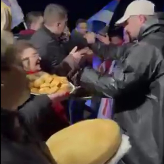 Pogača i so za heroje sa Kosova i Metohije; Više od 2.000 ljudi dočekalo Srbe na putu ka Beogradu VIDEO