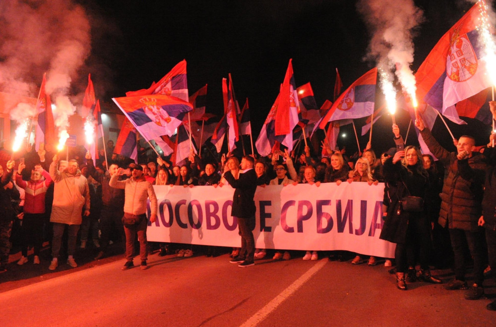 Srbi sa KiM na putu do Beograda stigli do Kraljeva; Dočekalo ih više od 2.000 ljudi FOTO/VIDEO