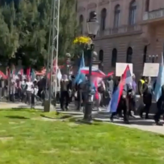 Na putu za prestonicu studenti koji pešače posetili Sabornu crkvu u Sremskim Karlovcima