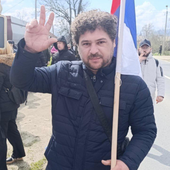 Nikola sa KiM pešači do Beograda: Na skup podrške Vučiću i Srbiji ispratila ga porodica