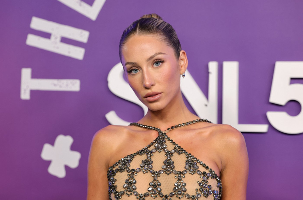 Američku tiktokerku koja je posetila Hvar "razapeli" na mrežama: "Uključi bojler" VIDEO